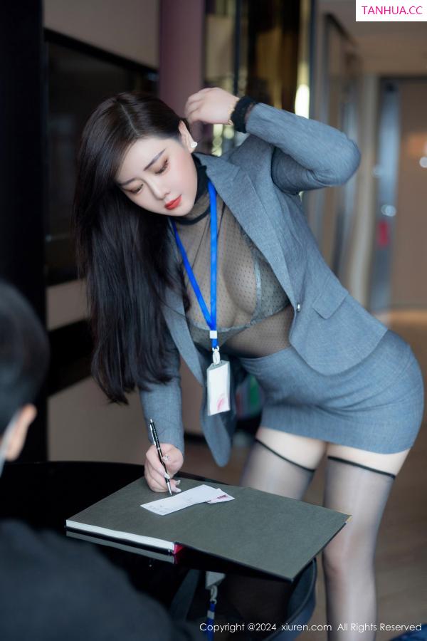 王格 王婉悠 [XiuRen]高清写真图 2024.06.17 No.8712 王婉悠Queen 黑丝美腿第20张图片